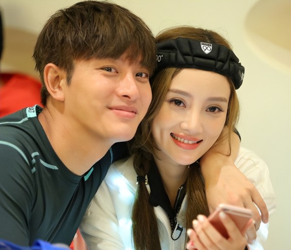 李小璐和贾乃亮为什么离的婚 李小璐和贾乃亮离婚婚变分手的原因是什么