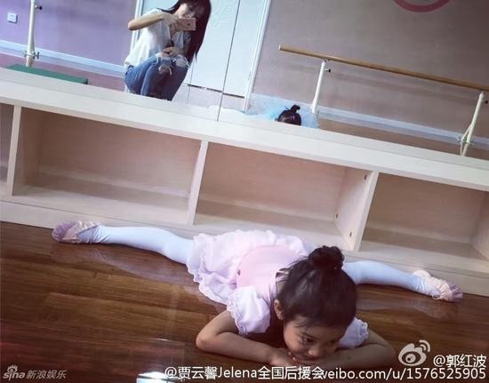 趴在地上轻松一字马