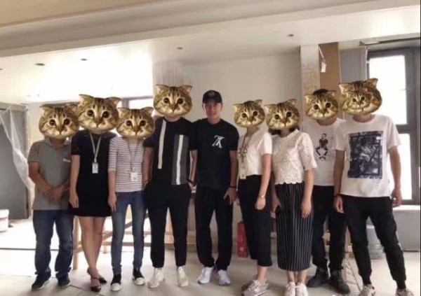 贾乃亮一身休闲装扮回老家，看到豪宅的装修进度