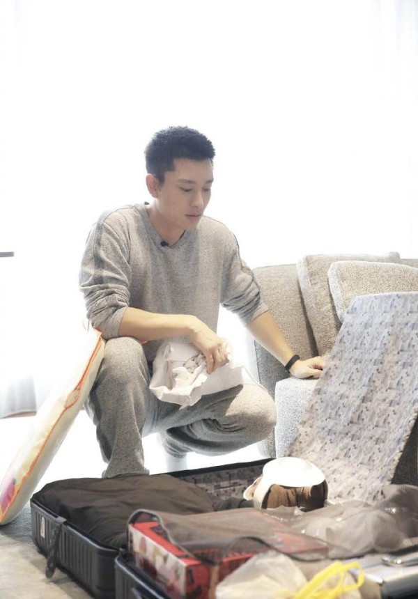 贾乃亮居家生活照首曝光,“一个人生活”没有李小璐和甜馨