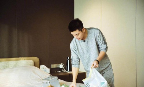 贾乃亮居家生活照首曝光,“一个人生活”没有李小璐和甜馨