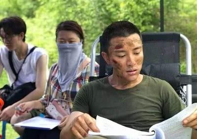 贾乃亮一身休闲装扮回老家，看到豪宅的装修进度