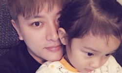 贾乃亮抱着女儿温馨合影 小甜馨越来越美了