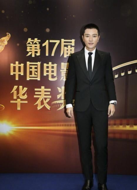 贾乃亮出席华表奖，这次他不再是“一个人” 网友评论褒贬不一