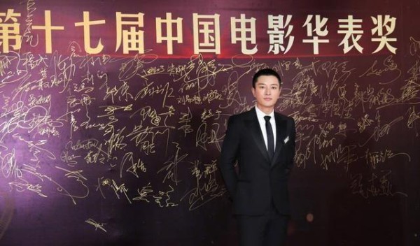 贾乃亮出席华表奖，这次他不再是“一个人” 网友评论褒贬不一