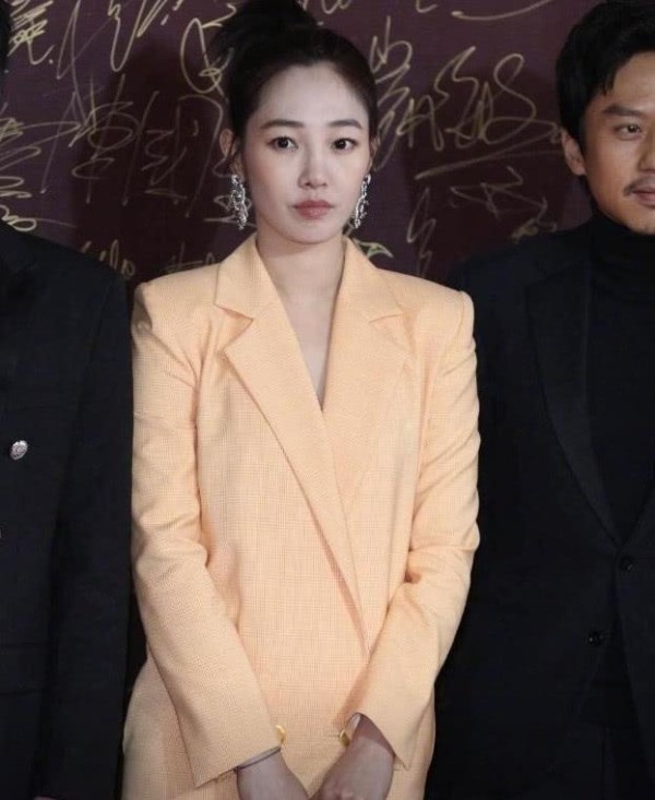 贾乃亮出席华表奖，这次他不再是“一个人” 网友评论褒贬不一