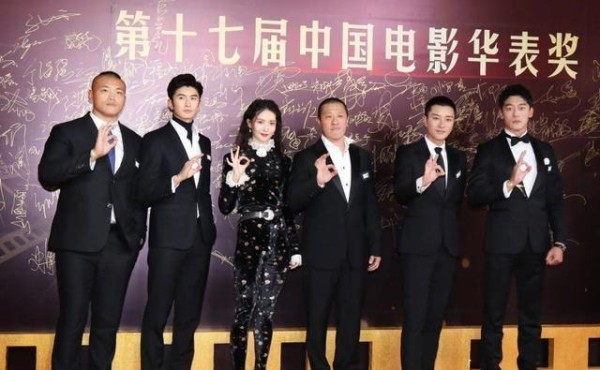 贾乃亮出席华表奖，这次他不再是“一个人” 网友评论褒贬不一