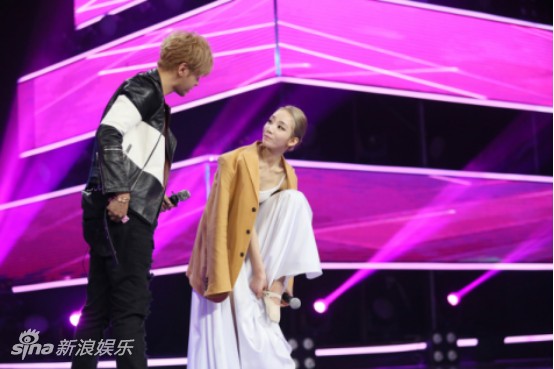 罗志祥亲自为少女包扎伤口