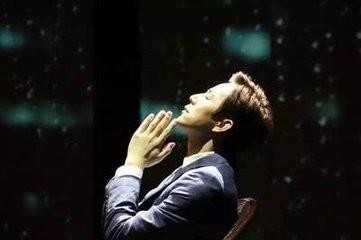 明星节目中发飙，何老师也会发飙终止了录制，而他怒踢主持人！