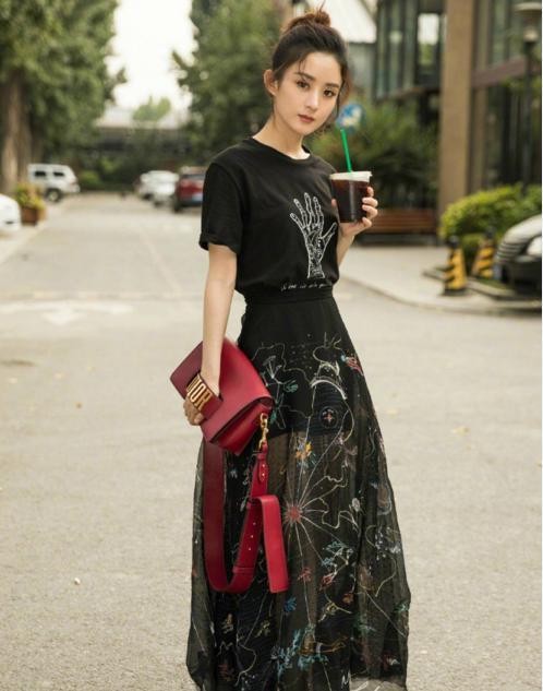 赵丽颖时尚街拍，俏皮的灵气又不失女神范儿