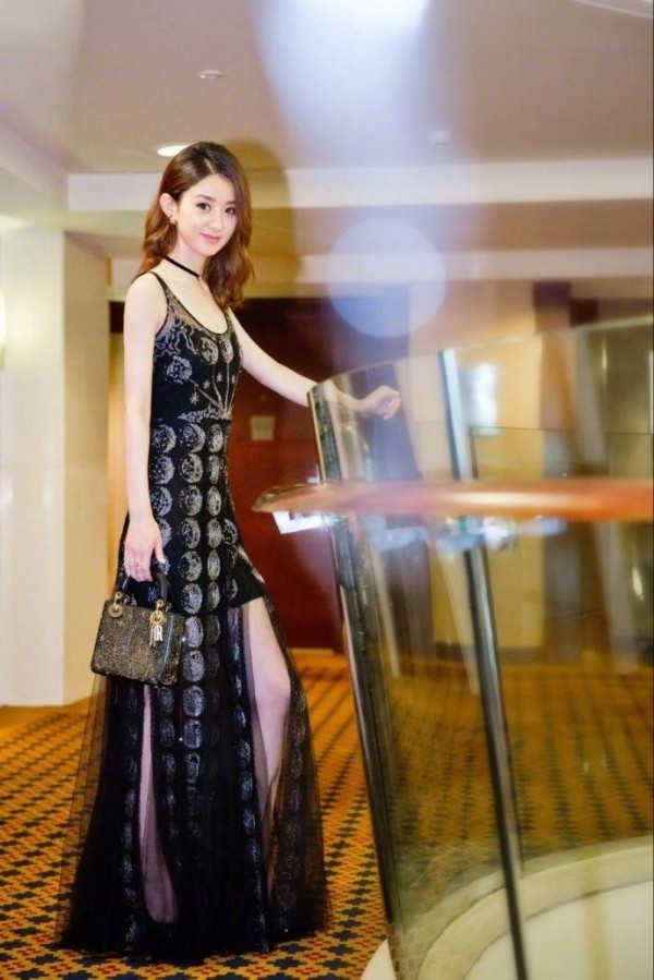 时尚界的赵丽颖8款裙子，演绎不同的时尚风格，还是第三款最性感