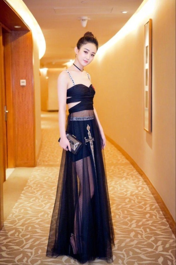 时尚界的赵丽颖8款裙子，演绎不同的时尚风格，还是第三款最性感