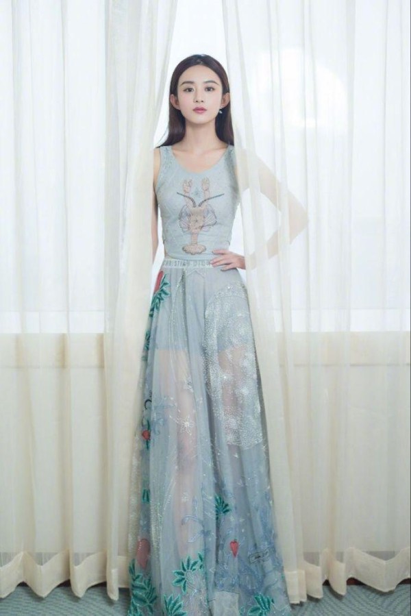 时尚界的赵丽颖8款裙子，演绎不同的时尚风格，还是第三款最性感