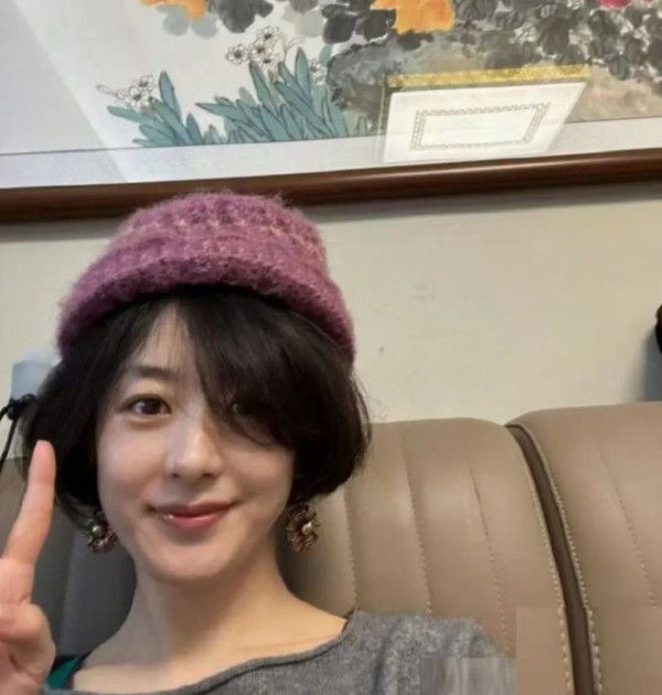 37岁赵丽颖农村过年太接地气！穿灰秋衣偷戴奶奶帽子，竟没有一丝俗气，太美了