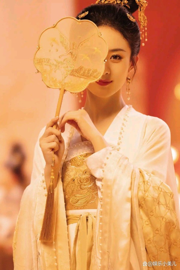 赵丽颖古风大片，穿华服戴步摇如东方佳人，贵气十足
