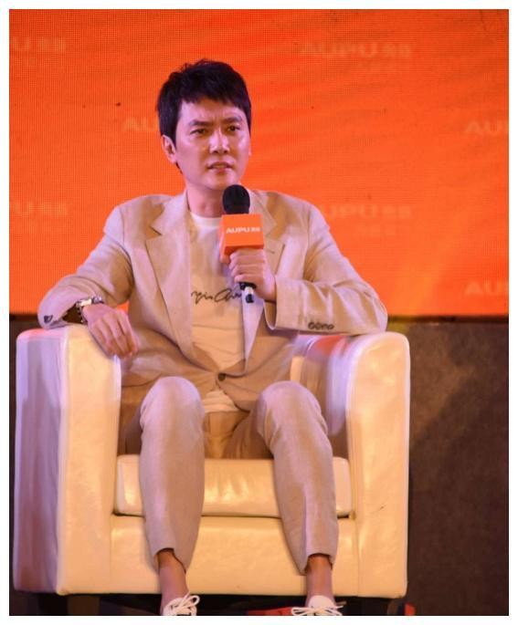 冯绍峰谈育儿经，每天教儿子喊爸爸，颖宝每4小时给儿子喂一次奶