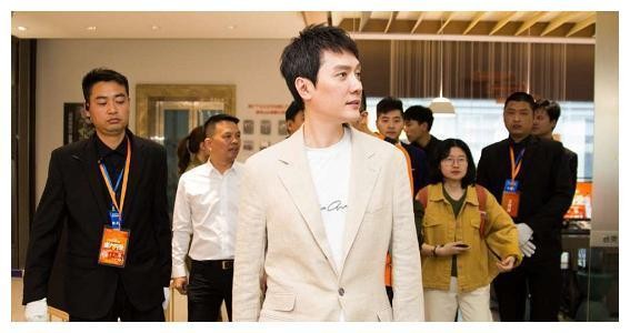 冯绍峰谈育儿经，每天教儿子喊爸爸，颖宝每4小时给儿子喂一次奶