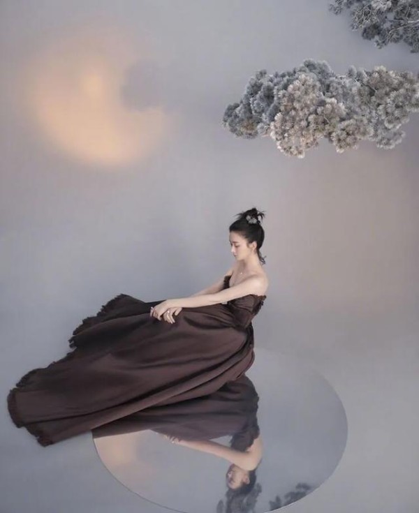 赵丽颖时尚大片来袭，秒变时尚辣妈展现真正东方美