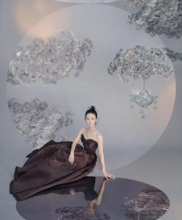 赵丽颖时尚大片来袭，秒变时尚辣妈展现真正东方美