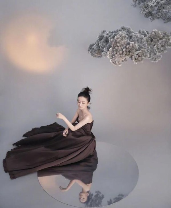 赵丽颖时尚大片来袭，秒变时尚辣妈展现真正东方美