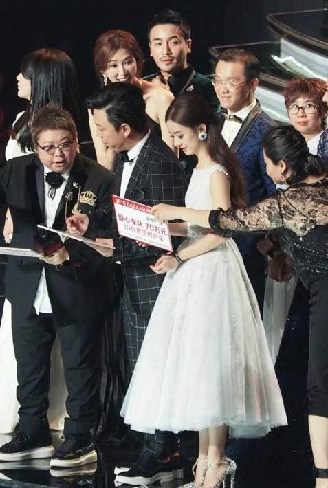 赵丽颖，低调捐款70万，站在角落无人理，一脸懵的样子真的超美
