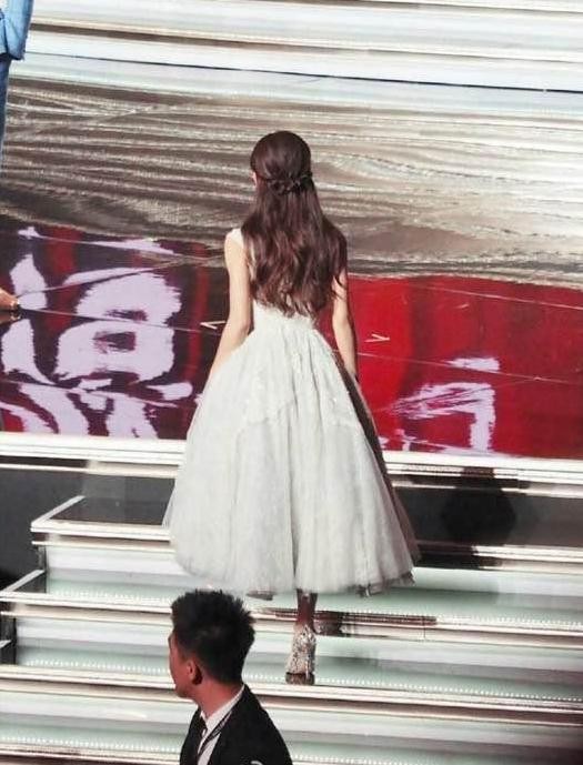 赵丽颖，低调捐款70万，站在角落无人理，一脸懵的样子真的超美