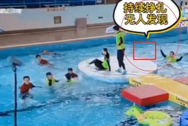 赵丽颖综艺玩游戏被撞飞，李晨眼缝三针，他倒地以后再也起不来