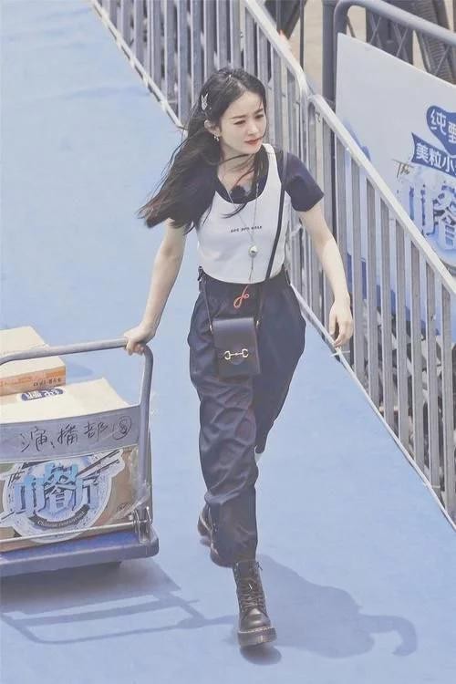 赵丽颖综艺路透曝光,给其他嘉宾打下手,女神任劳任怨无架子