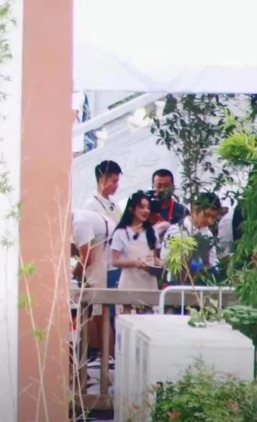 赵丽颖综艺路透曝光,给其他嘉宾打下手,女神任劳任怨无架子
