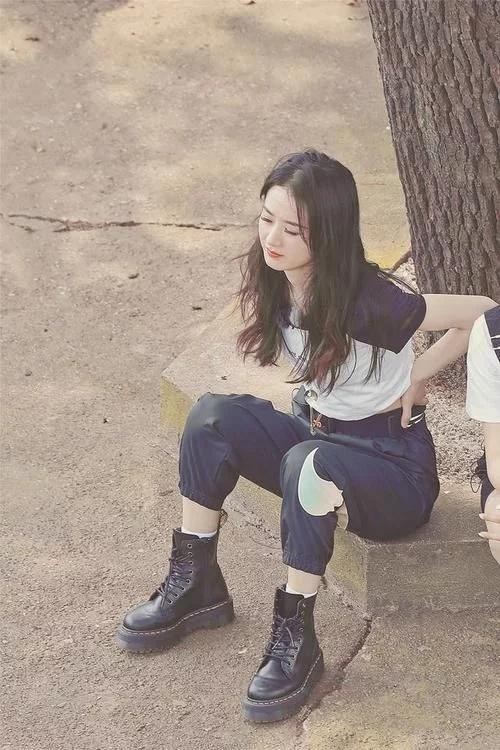 赵丽颖综艺路透曝光,给其他嘉宾打下手,女神任劳任怨无架子