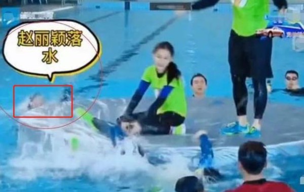 赵丽颖综艺玩游戏被撞飞，李晨眼缝三针，他倒地以后再也起不来