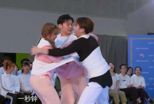 赵丽颖综艺玩游戏被撞飞，李晨眼缝三针，他倒地以后再也起不来