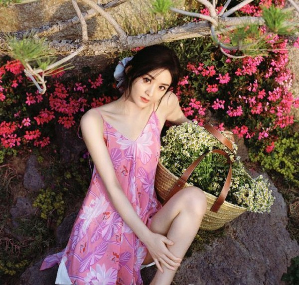 有一种时尚叫赵丽颖，当镜头拉近：勺子当项链还是头一回见
