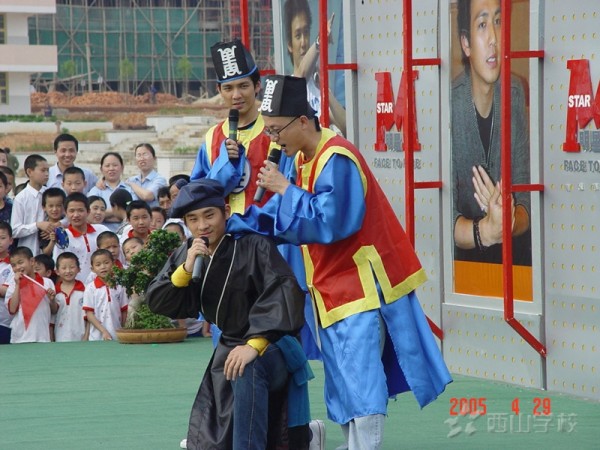 钟汉良《我去上学啦》节目照被曝光，十年前在西山学校的“学生样”更是被疯传