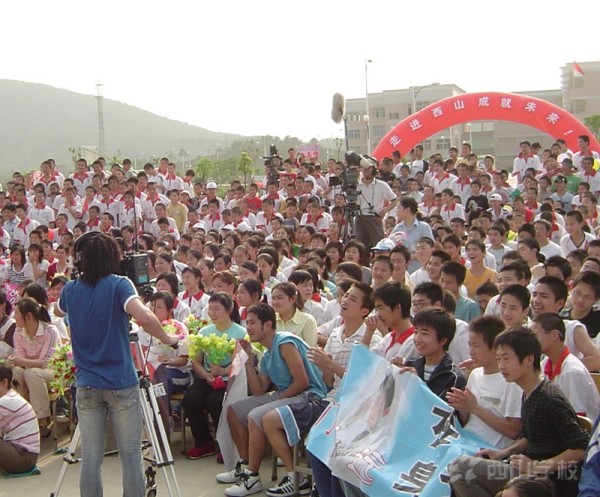 钟汉良《我去上学啦》节目照被曝光，十年前在西山学校的“学生样”更是被疯传