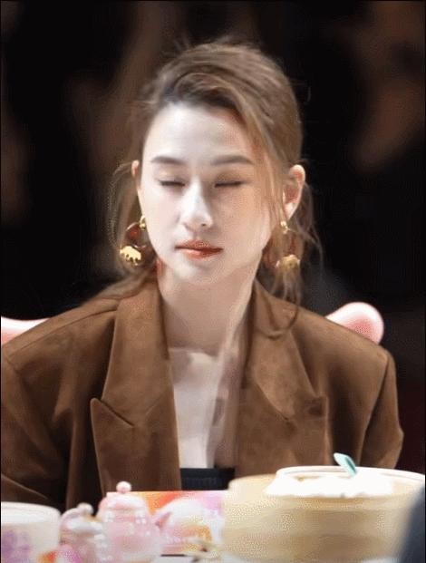 这一夜，明星抢模特饭碗太好笑，身体走了二里地，翘臀还留在原地