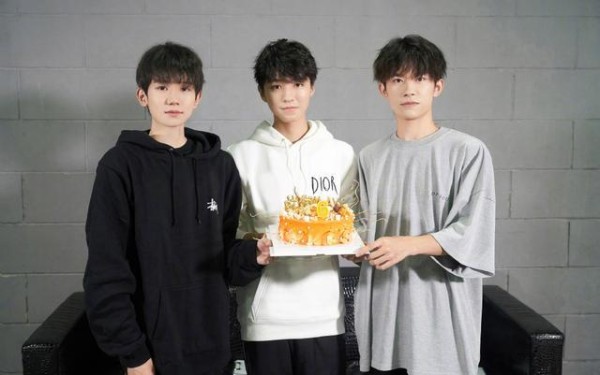 最强明星粉丝团：杨幂和迪丽热巴上榜，华晨宇和蔡徐坤为歌手争光