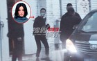 王菲收工后一路小跑出来 穿宽松上衣俏皮可爱