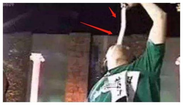 综艺节目有多危险？赵丽颖被撞飞，李晨眼缝三针，他去世观众大笑