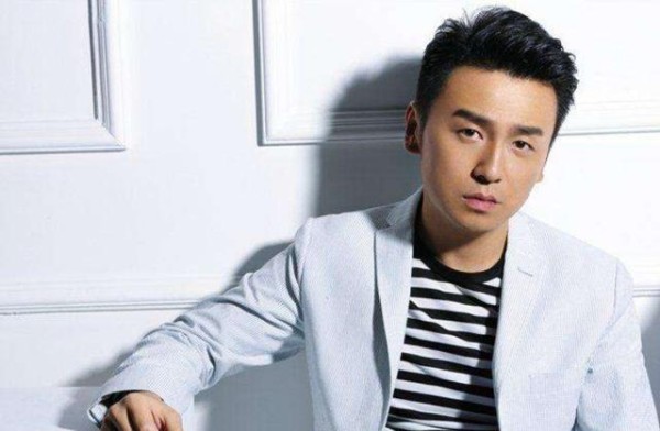 明星是如何被星探发现的？高圆圆因为吃鸡腿，雷佳音竟是在厕所里