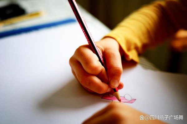 刘德华女儿毕业引热议：5亿教育投资，换来140万字阅读量