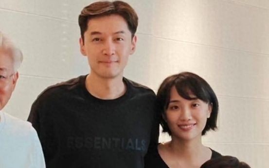 42岁胡歌罕见秀恩爱，晒与妻子合照，互动亲密太幸福，好有夫妻相