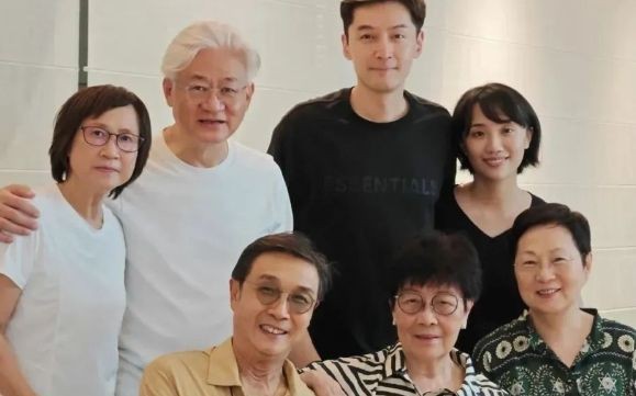 42岁胡歌罕见秀恩爱，晒与妻子合照，互动亲密太幸福，好有夫妻相