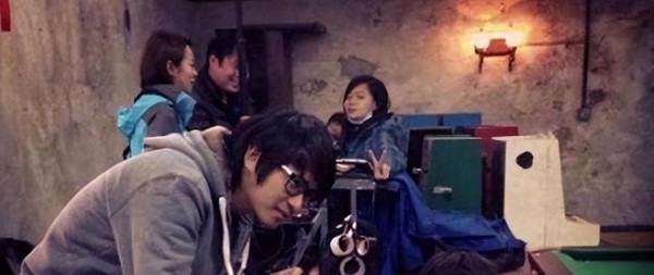 演员休息时都在干啥？有人被偷拍，有人秀恩爱，还有人在现场泡脚