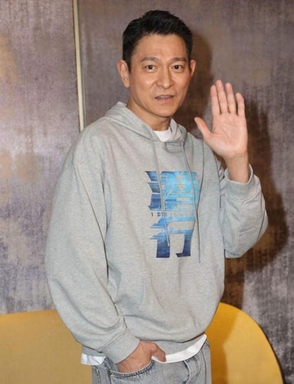 63岁刘德华现身北京，穿着低调像邻家大爷，走路驼背仍给粉丝签名