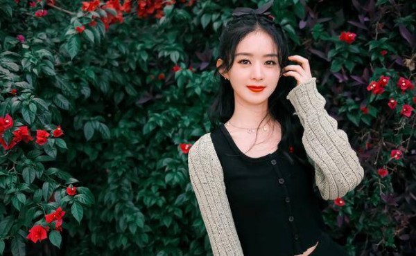 赵丽颖甜美穿搭攻略，紧身上衣露出小蛮腰，色彩低调却又纯又欲