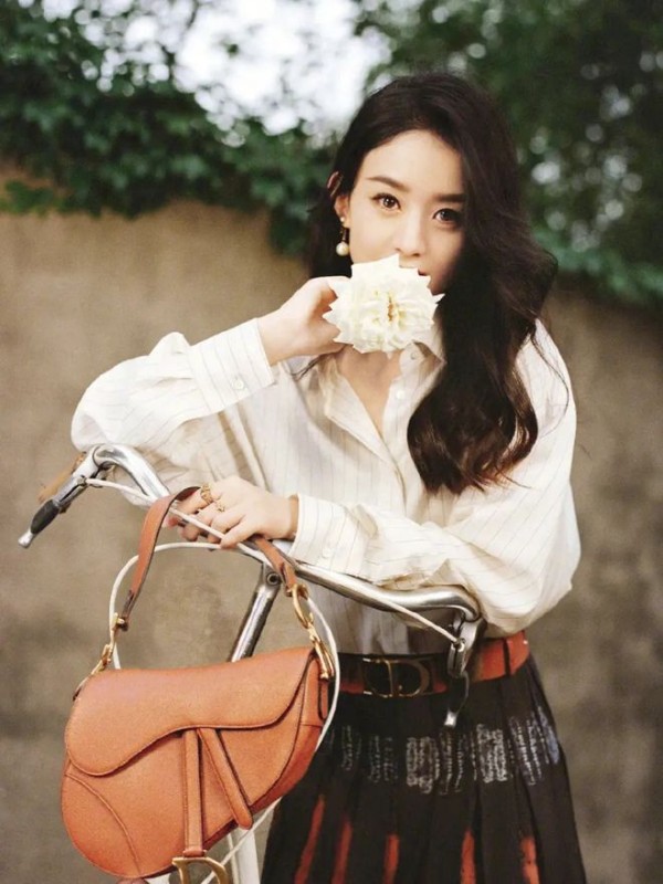 赵丽颖时尚穿搭大衣服，网友一起赞美她的个性魅力。