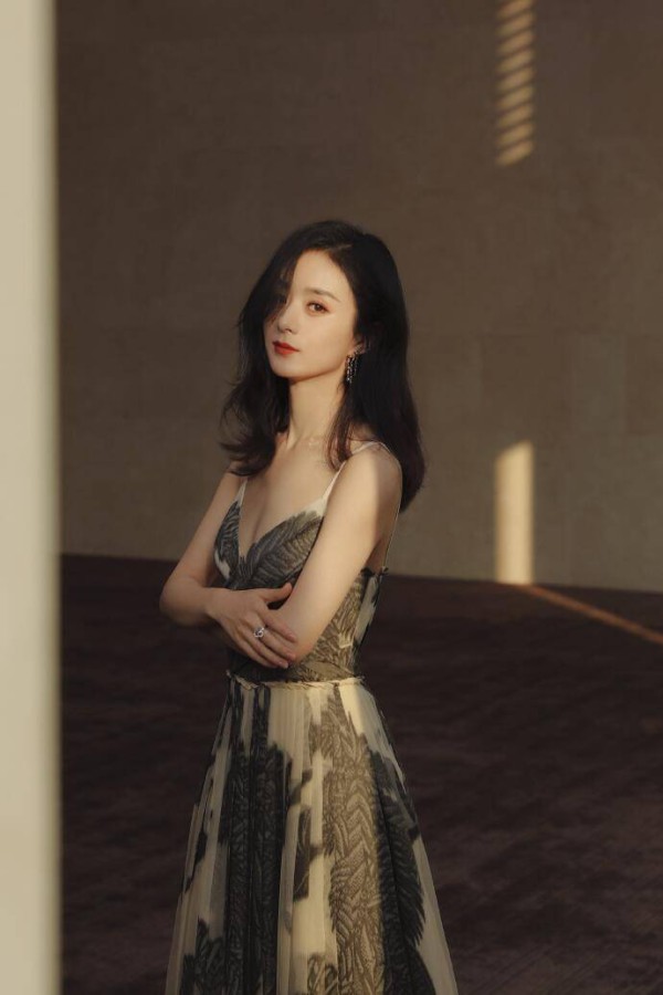 赵丽颖个子小身材却时尚，时尚裙难掩绝美身材，冯绍峰真有福