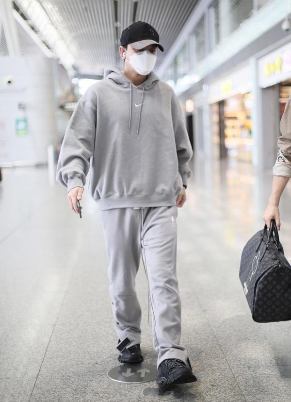 贾乃亮现身机场，一身灰色运动装十分低调，还不忘主动招手打招呼