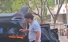 滕州一车辆突然撞向公交站台，胡锡进指责官方隐瞒伤亡情况